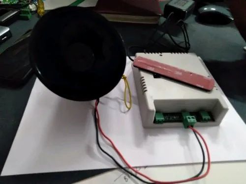 Security alarm control unit with siren